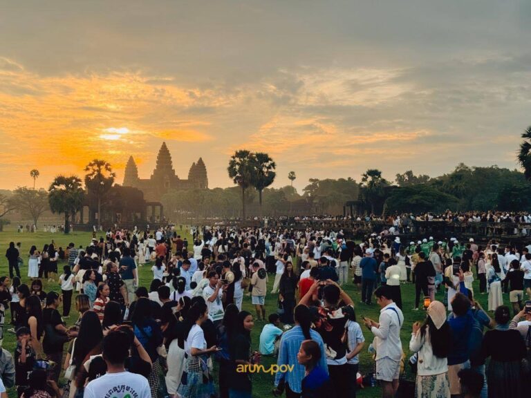 ទិដ្ឋភាពភ្ញៀវទេសចរណ៍ជាតិ​ និងអន្តរជាតិ​ អញ្ជេីញទស្សនាព្រះអាទិត្យរះចំកណ្តាលកំពូលប្រាសាទអង្គរវត្ត​ នាឱកាសព្រឹត្តិការណ៍សមរាត្រី