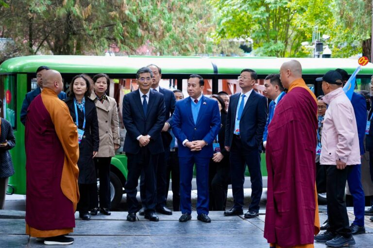 ឯកឧត្តមរដ្ឋមន្ត្រី ហួត ហាក់ អញ្ជើញដឹកនាំគណៈប្រតិភូជាន់ខ្ពស់ក្រសួងទេសចរណ៍ និងក្រុមកីឡាករគុនល្បុក្កតោកម្ពុជា ចូលរួមព្រឹត្តិការណ៍បើក «ការសម្តែងក្បាច់គុនរួមគ្នា ល្បុក្កតោ-សៅលីញ ហឺណាន-កម្ពុជា» នាឱកាសព្រឹត្តការណ៍ពិធីបុណ្យក្បាច់គុនសៅលីញវូស៊ូអន្តរជាតិ លើកទី១៣