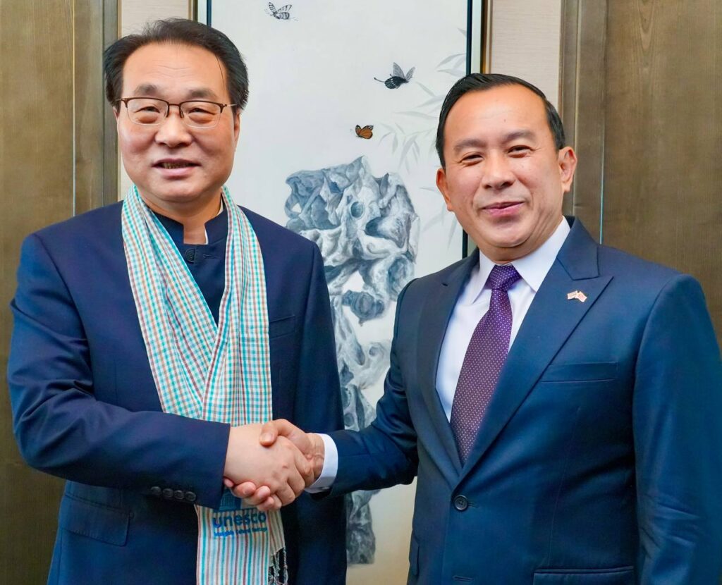 Onam qizini jinsiy aloqada tutdi va porno videolarni tomosha qilish uchun qoshildi.